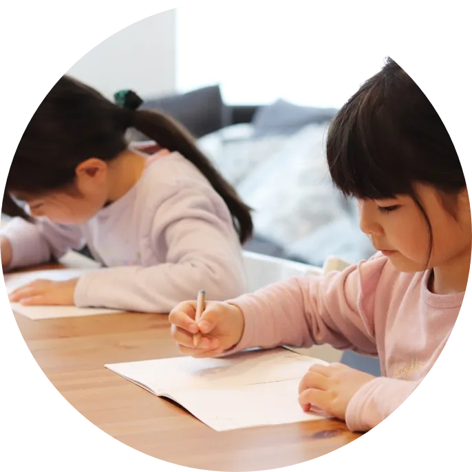 画像:勉強する子どもたち